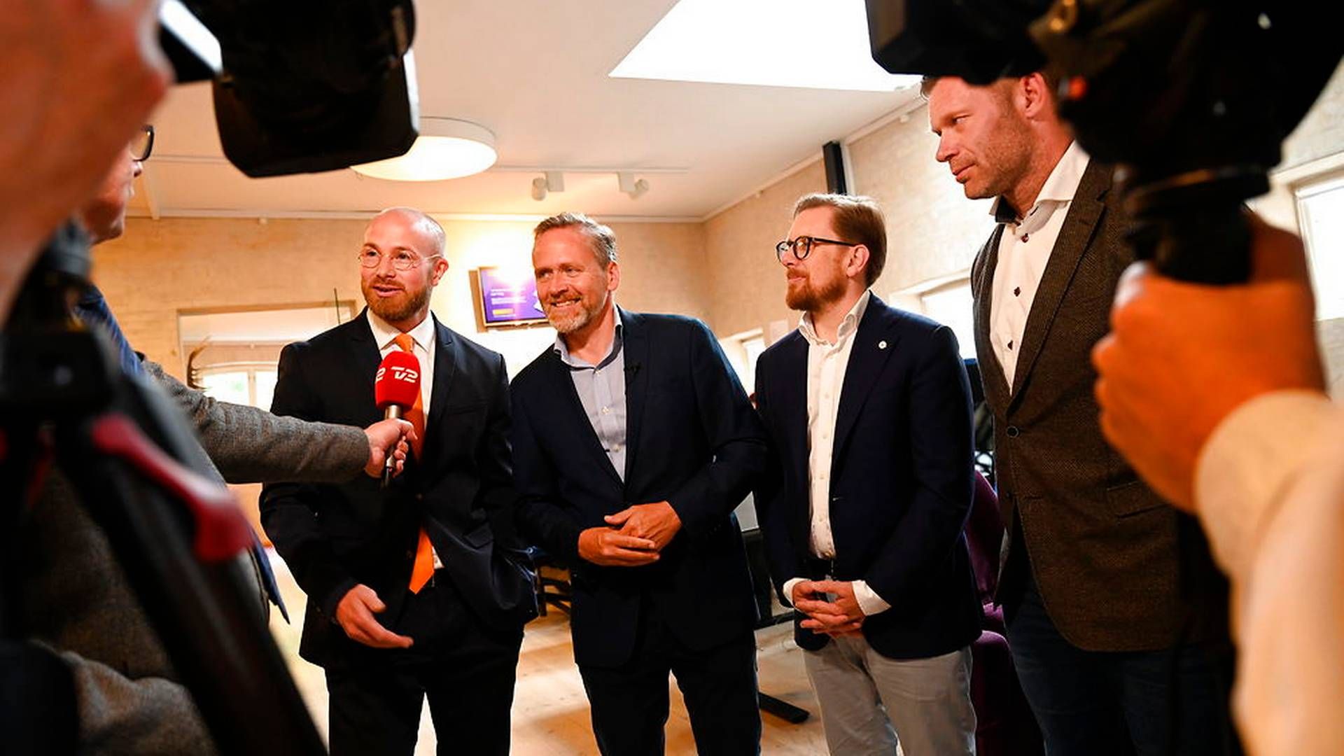 Partiformand Anders Samuelsen, Simon Emil Ammitzbøll-Bille og Joachim B. Olsen præsenterede fredag Liberal Alliances iværksætterudspil hos iværksætter Toke Kruse, som ejer Billy og Bilagscan. | Foto: Ritzau Scanpix/Philip Davali