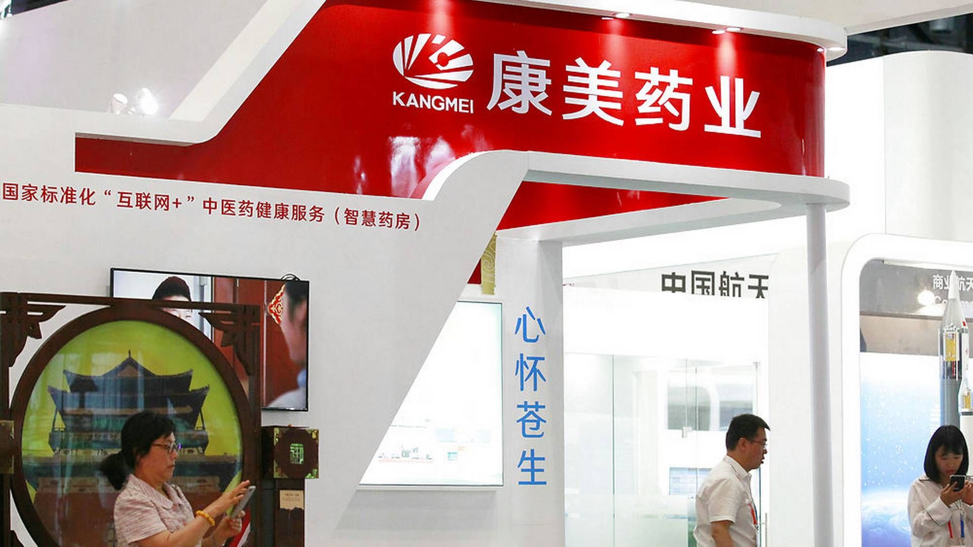Regnskabssvindel hos Kangmei Pharmaceutical, hvis logo her ses på en konference i Beijing, fører nu til en myndighedsaktion rettet mod medicinalfirmaer. | Foto: Ritzau Scanpix/Reuters/China Stringer Network