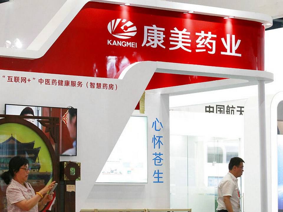 Regnskabssvindel hos Kangmei Pharmaceutical, hvis logo her ses på en konference i Beijing, fører nu til en myndighedsaktion rettet mod medicinalfirmaer. | Foto: Ritzau Scanpix/Reuters/China Stringer Network