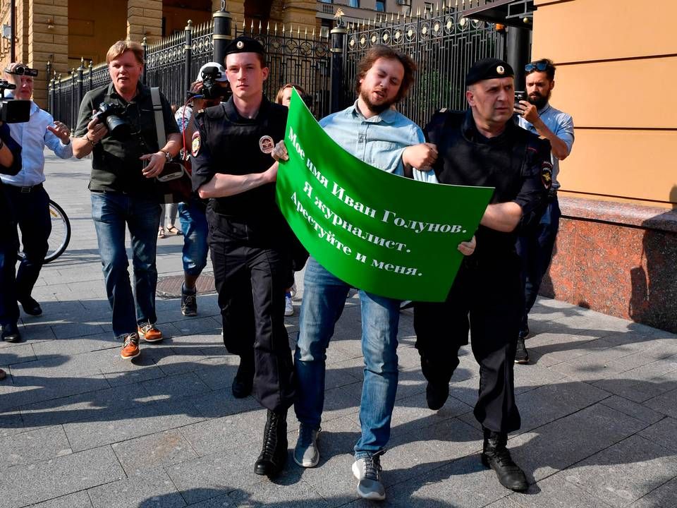 Politiet i Moskva anholdt flere af de demonstranter, som protesterede over sagen mod den russiske journalist. | Foto: Alexander Nemenov/AFP/Ritzau Scanpix.