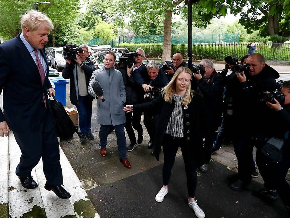 Boris Johnson forlader sit hjem i London. | Foto: Hannah Mckay / Reuters / Ritzau Scanpix