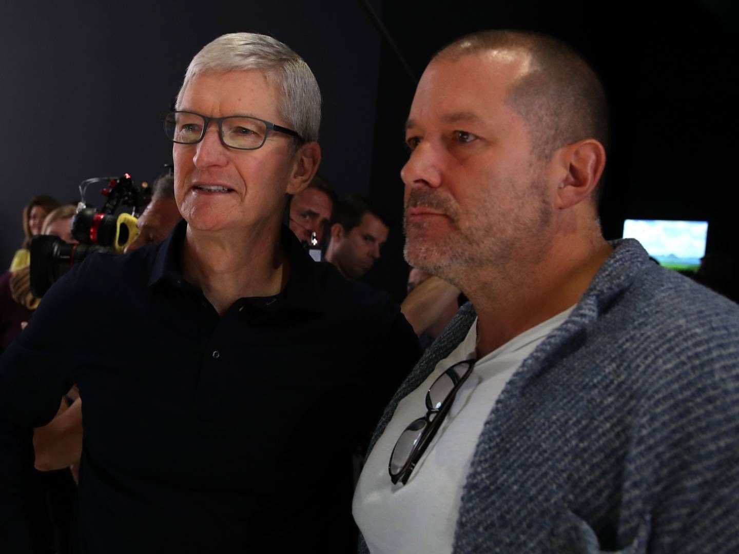 Her ses Jon Ive sammen med Apples adm. direktør Tim Cook (tv) | Foto: Justin Sullivan/AFP/Rizau Scanpix