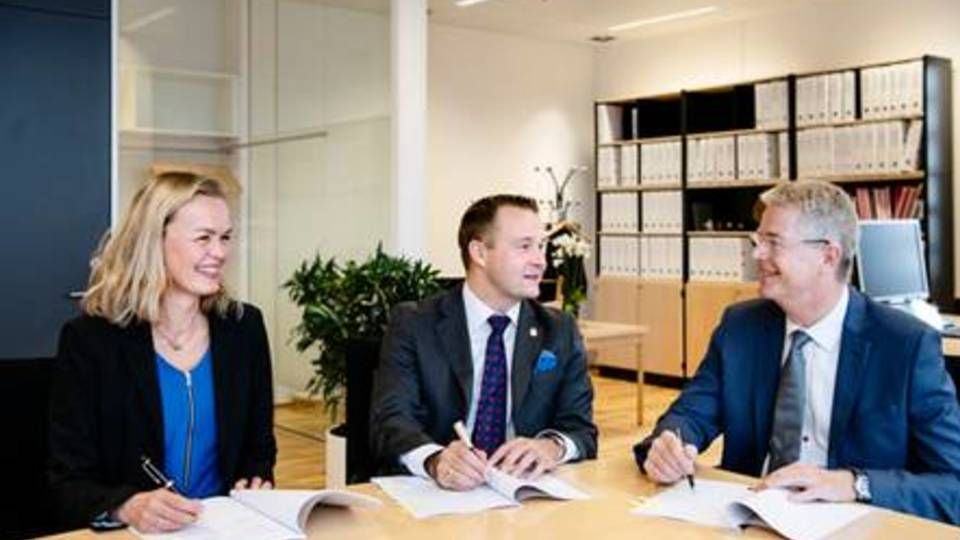 Fra venstre: Karin Elbæk Nielsen, nu forhenværende direktør i ISP, Lars Bytoft, formand for ISP, og Hasse Jørgensen, adm. direktør i Sampension, da de underskrev administrationsaftalen mellem ISP og Sampension | Foto: ISP Sampension/PR