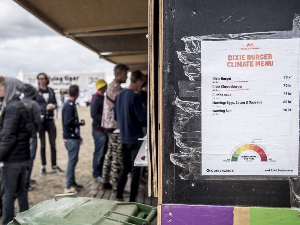 Klimamenuerne hænger ved alle madboder på Roskilde Festival. Her er det muligt at se, hvor meget CO2 hver portion mad udleder. | Foto: Mads Claus Rasmussen/Ritzau Scanpix