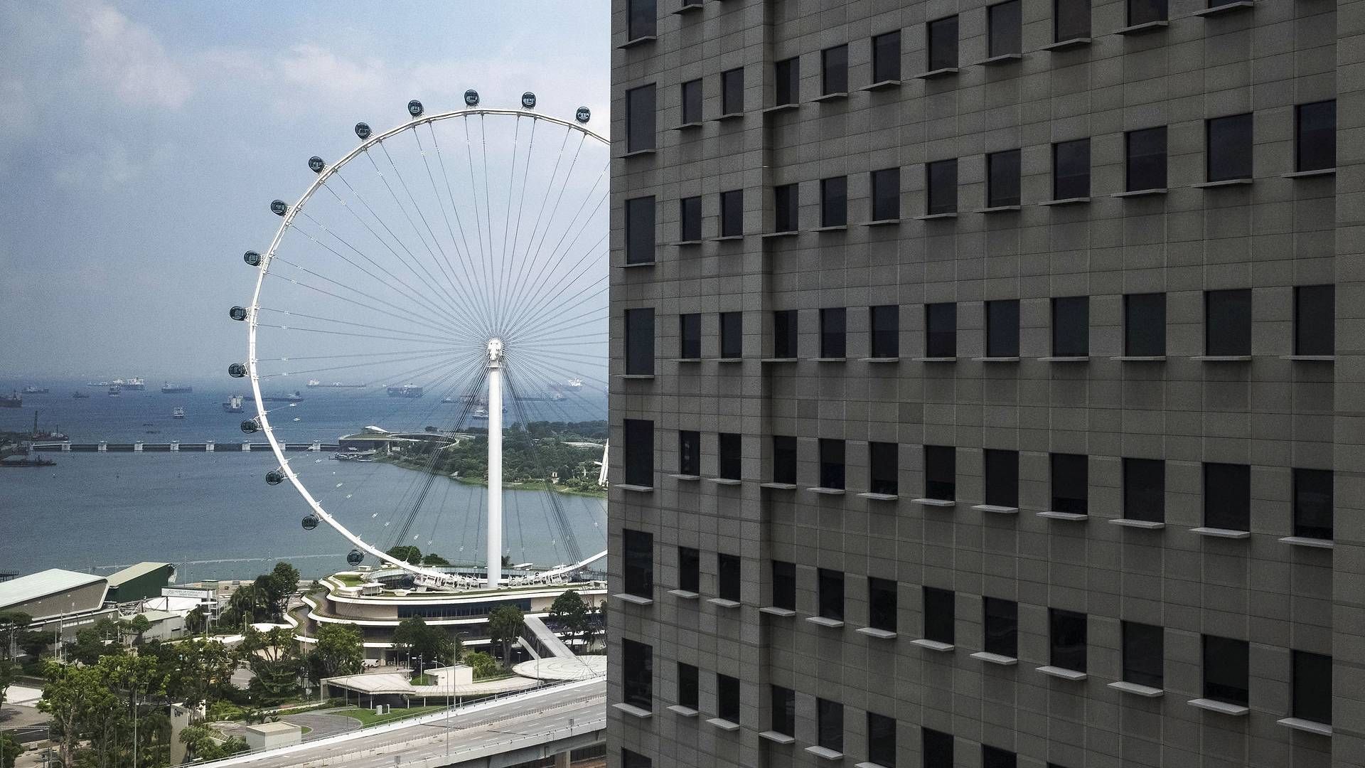 Bag pariserhjulet Singapore Flyer ligger flere tankskibe ankret. | Foto: /Ritzau Scanpix/Reuters/Loriene Perera