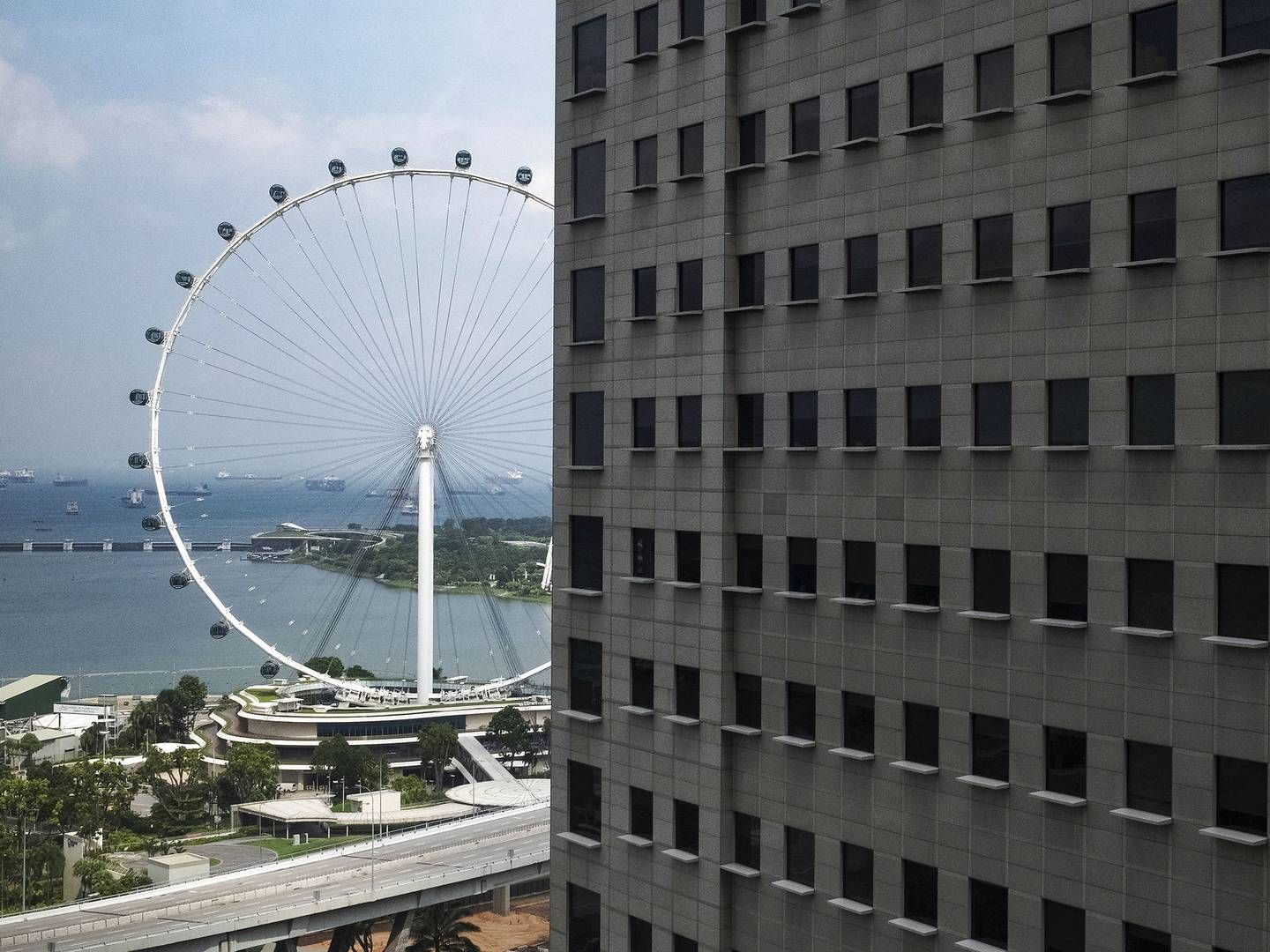 Bag pariserhjulet Singapore Flyer ligger flere tankskibe ankret. | Foto: /Ritzau Scanpix/Reuters/Loriene Perera