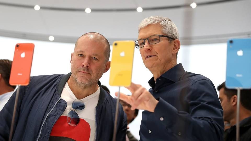 Apples nu forhenværende chief design officer Jony Ive (tv.) ses her sammen med selskabets topchef Tim Cook. | Foto: Justin Sullivan/AFP/Getty Images North America/Ritzau Scanpix