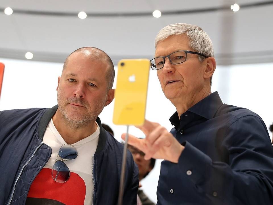 Apples nu forhenværende chief design officer Jony Ive (tv.) ses her sammen med selskabets topchef Tim Cook. | Foto: Justin Sullivan/AFP/Getty Images North America/Ritzau Scanpix