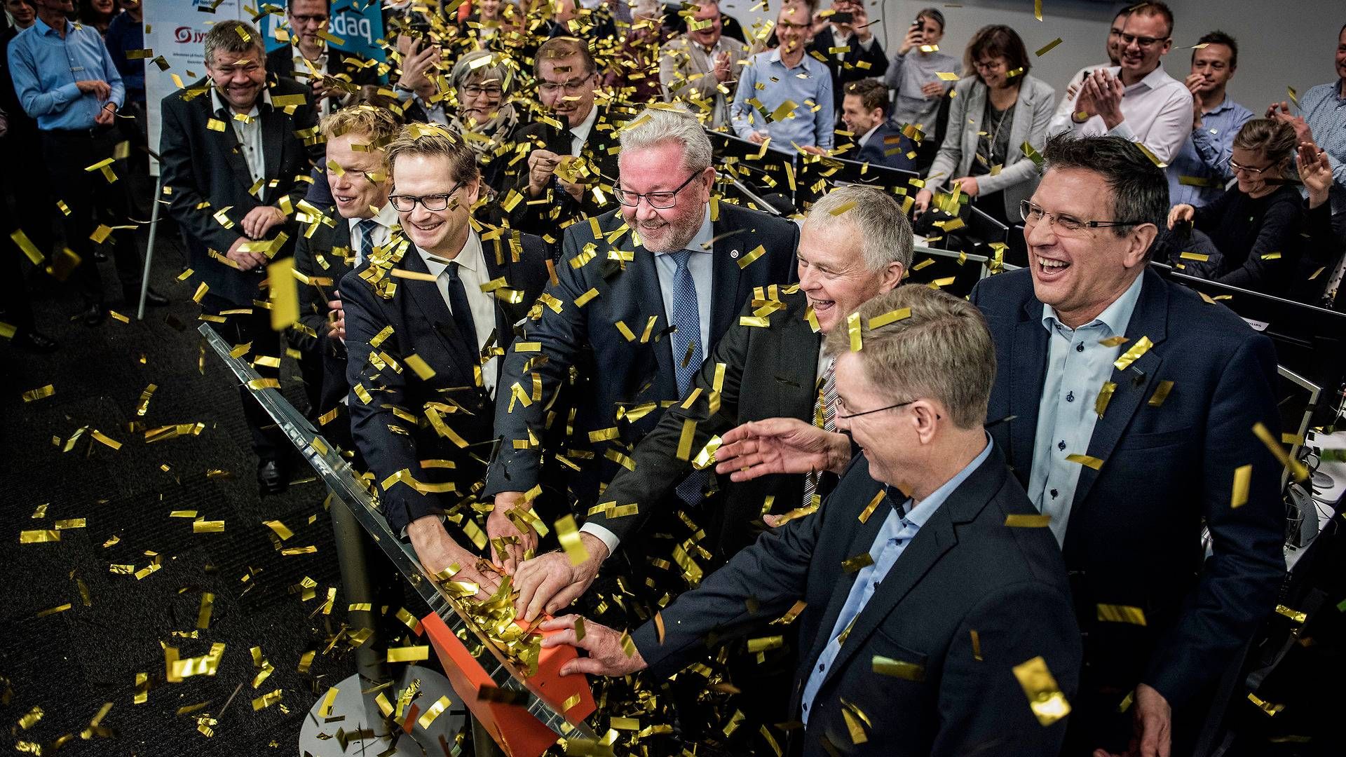 Foto fra Den Jyske Sparekasses børsnotering sidste år. I midten ses sparekassedirektør Claus E. Petersen.