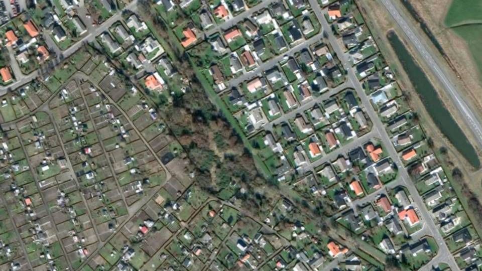 Det nye ungdomsboliger får placering mellem parcelhuse ved Rønne, hvor der i dag er tæt bevokset skov. | Foto: Google Maps.