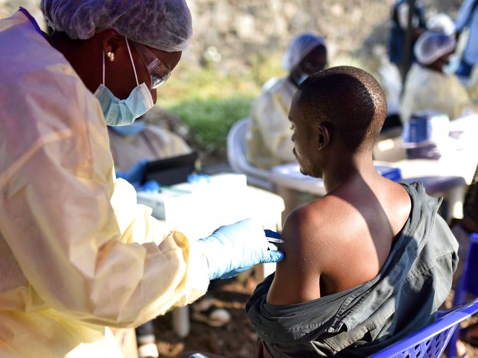 En congolesisk sundhedsarbejder giver her MSD's ebolavaccine til en mand i byen Goma i DRCongo. | Foto: Olivia Acland / Reuters / Ritzau Scanpix