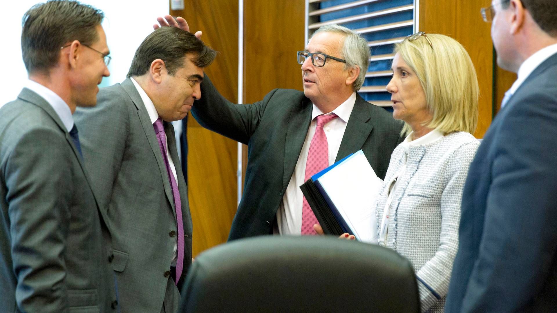 Margaritis Schinas, der er Grækenlands bud på en ny EU-kommissær, bliver her klappet på hovedet af EU-Kommissionens formand, Jean-Claude Juncker. Foto: Virginia Mayo / AP / Ritzau Scanpix | Foto: Virginia Mayo / AP / Ritzau Scanpix