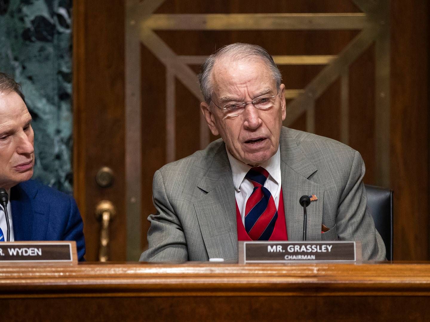 Senatorerne Ron Wyden (tv.) og Chuck Grassley (th.) har fremsat et omfattende lovforslag, der skal hæmme prisstigninger på medicin i USA. | Foto: J. Scott Applewhite / AP / Ritzau Scanpix