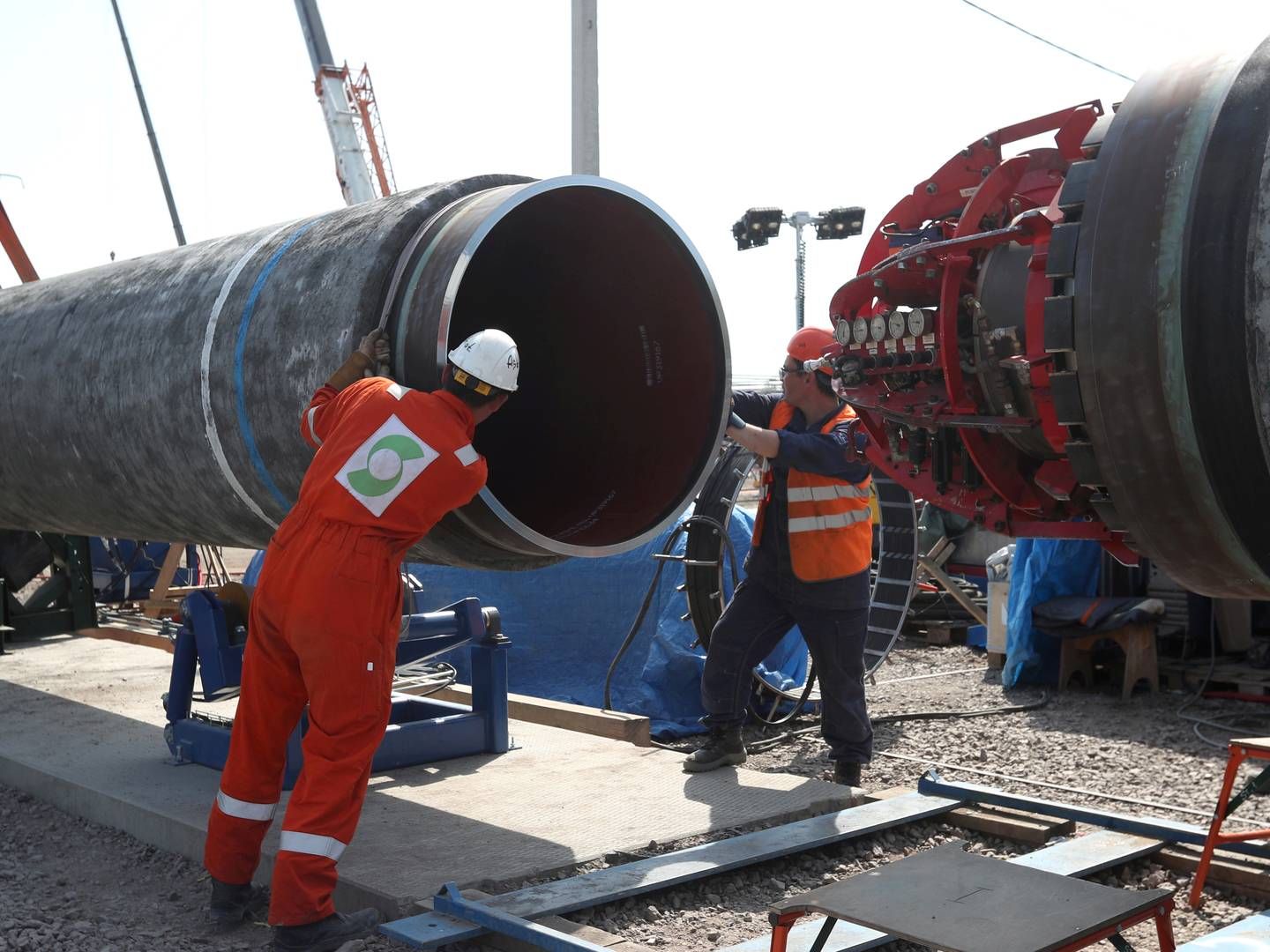 De er godt i gang med arbejdet, de ansatte hos Nord Stream 2 AG - her i Rusland. Men i Danmark er der fortsat et stykke vej til, at de første rør kan lægges til gasprojektet. | Foto: ANTON VAGANOV/REUTERS / X06532