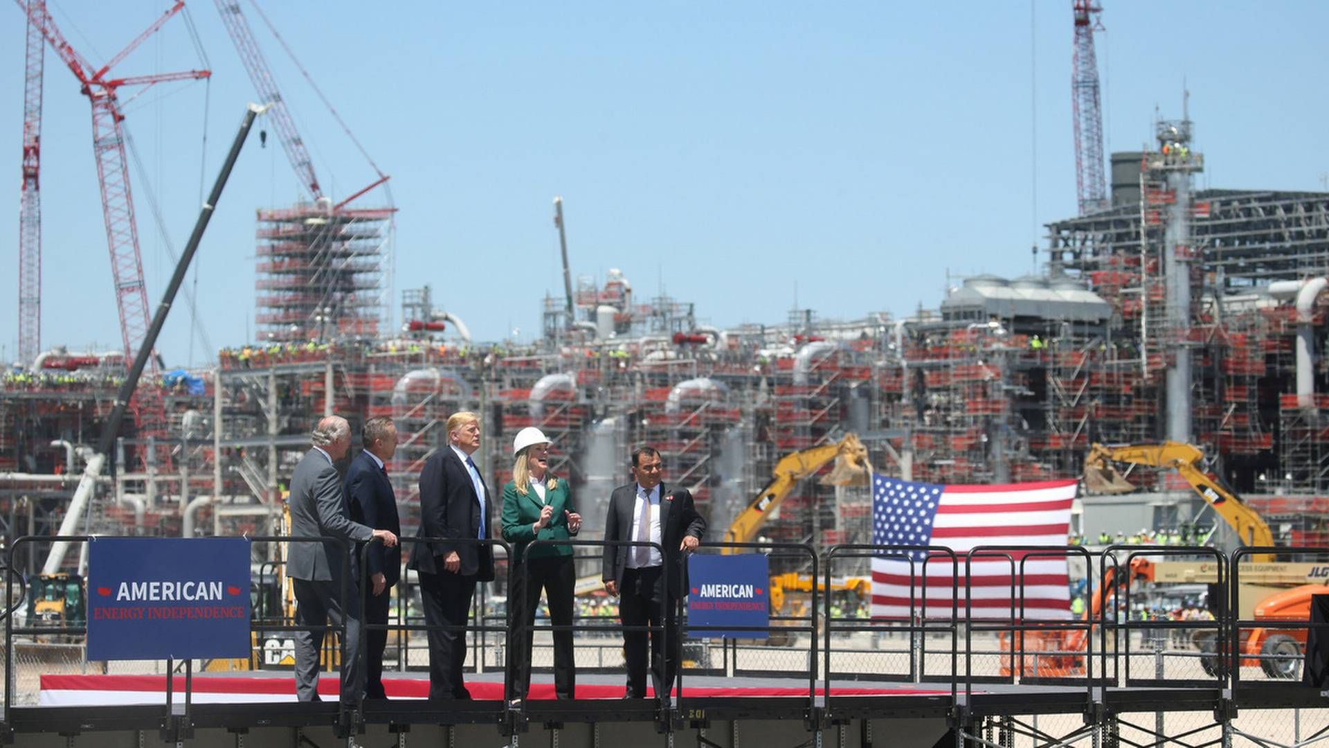 Præsident Donald Trump besøgte i maj en amerikansk LNG-terminal i Huckberry, Louisiana. Det er af de steder, som sender flydende naturgas (LNG) ud til verden. Især det europæiske kontinent har taget imod stigende mængder LNG fra USA i de seneste måneder. | Foto: Leah Millis / Reuters / Ritzau Scanpix