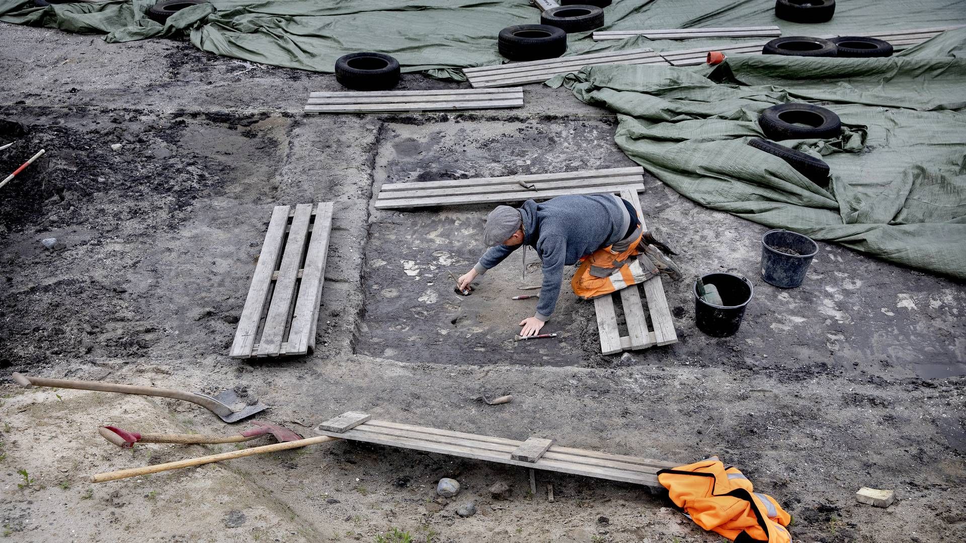 En udgravning skaber problemer for et boligbyggeri i Kolding. Her er en arkæolog i gang i Rødbyhavn som led i Femern-forbindelsen. | Foto: Finn Frandsen / Ritzau Scanpix