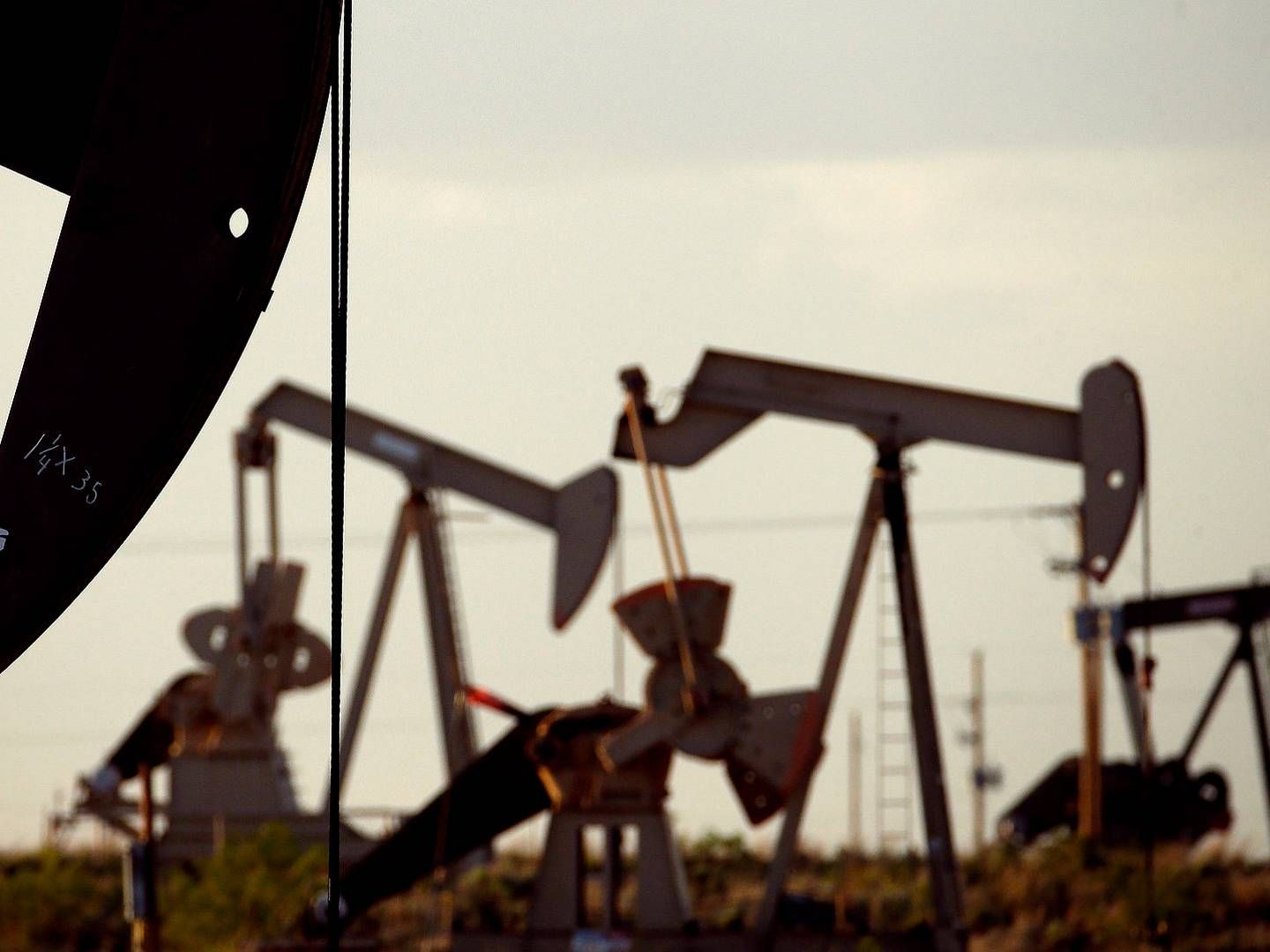 De store olieproducenter har haft svære kår de seneste måneder, men nu kan kommende prisstigninger måske igen være med til at skubbe gang i forretningen for selskaberne. | Foto: Charlie Riedel / AP / Ritzau Scanpix