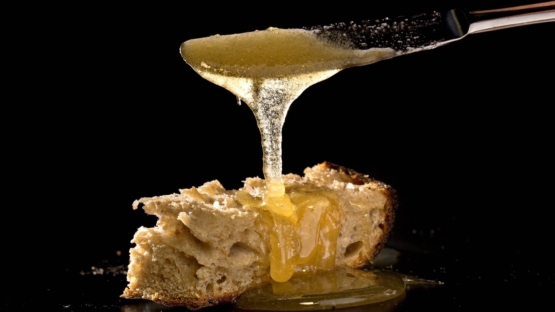 Klimaforandringer har betydet dårligt høst, og sparket prisen på akaciehonning i vejret. Honningvirksomheden Jakobsens vil dog ikke købe honning fra Kina, da de ikke vil risikere at sælge honning der ikke er rent. | Foto: Jacob Ehrbahn / Ritzau / Scanpix