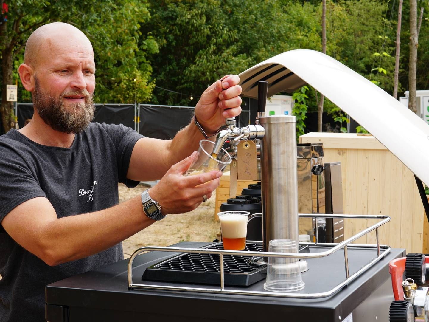 Lars Aaen Thøgersen, innovationsdirektør i Löfbergs Coffee Group, har bl.a. været med til at lave Caffir, der er en kaffe kefir, baseret på fermenteret kaffe og dadler. | Foto: PR / Peter Larsen Kaffe