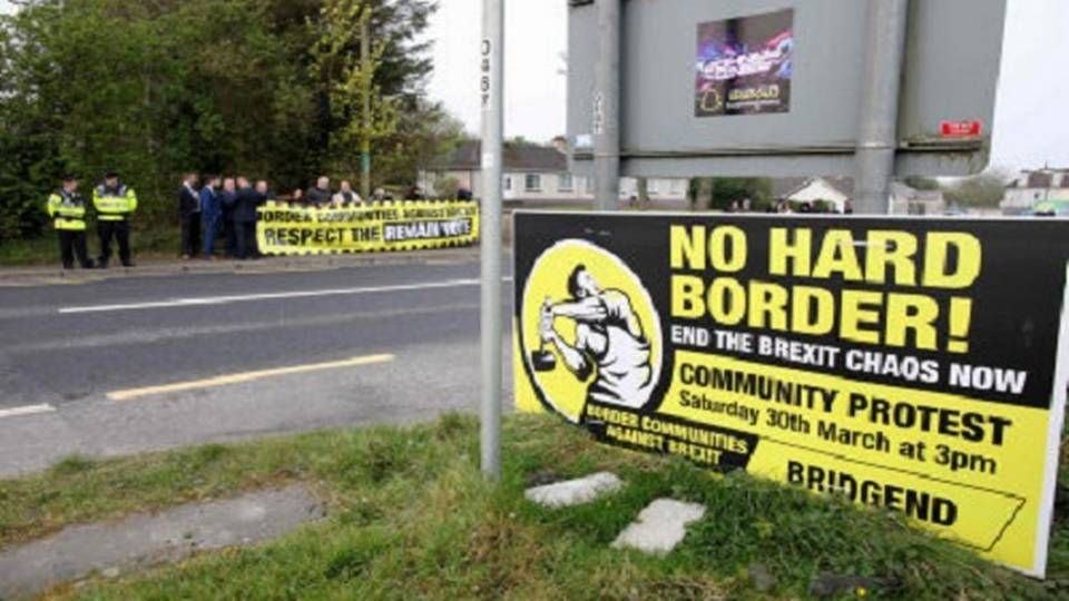 Den britiske regering mener, at det sandsynligvis bliver nødvendigt at indføre kontrol og bomme ved grænsen mellem Irland og Nordirland, hvis Storbritannien forlader EU uden en aftale. Det fremgår af fortrolige dokumenter, skriver The Sunday Times. Arkivfoto er fra en demonstration tidligere i år ved grænsen mellem Irland og Nordirland. | Foto: Paul Faith/Ritzau Scanpix