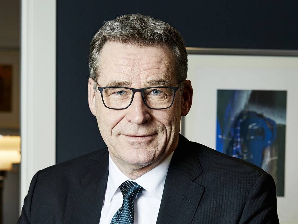 "Lige nu hviler hænderne på revolveren, men når den første har trukket, så brager det løs," siger direktøren for Djurslands Bank, Lars Møller Kristensen. | Foto: PR/Djurslands Bank