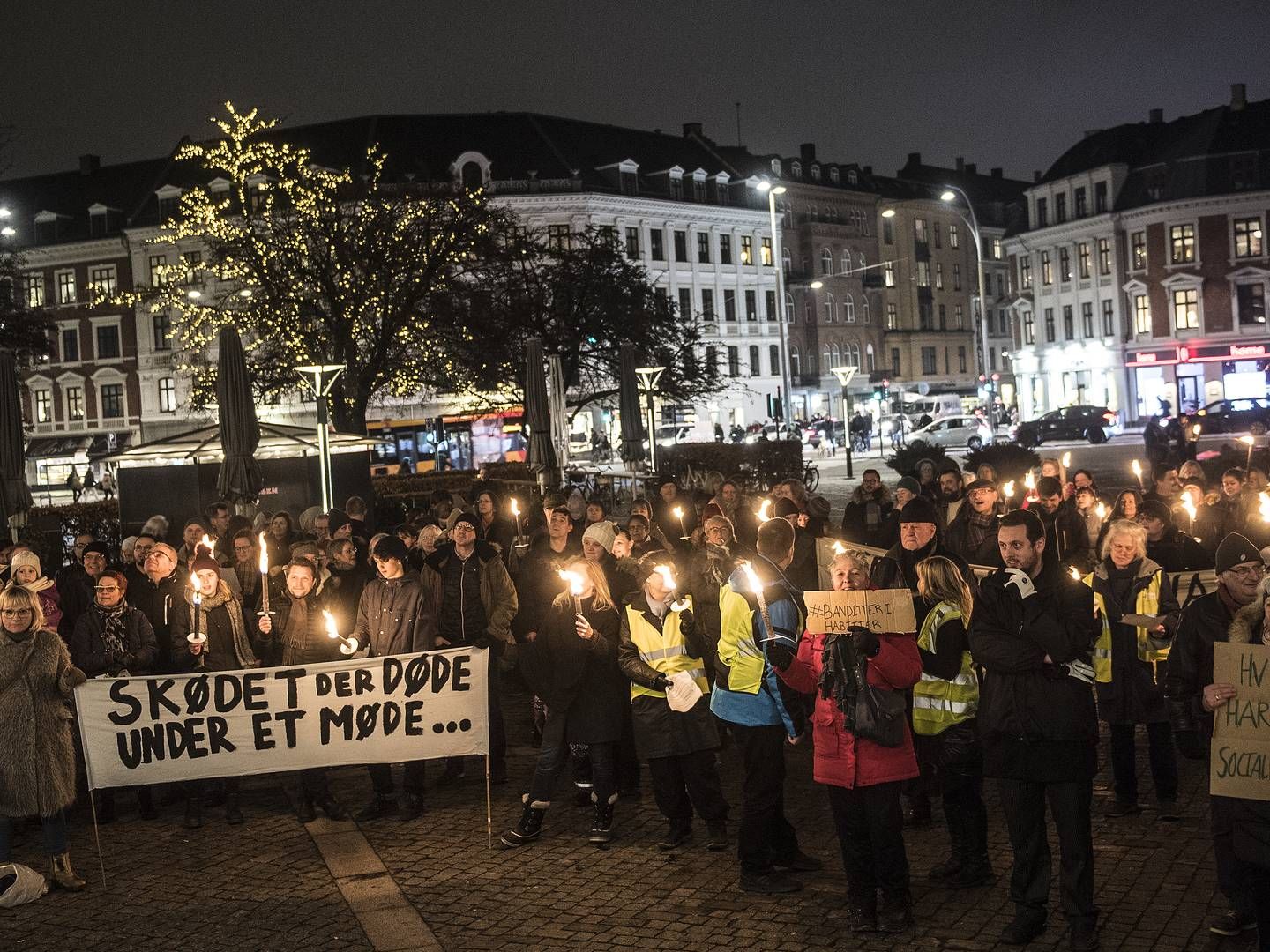 Borgere demonstrerer foran Frederiksberg Rådhus i forbindelse med salget af ejendomme i Den Sønderjyske By til amerikanske Blackstone. | Foto: Mogens Flindt.
