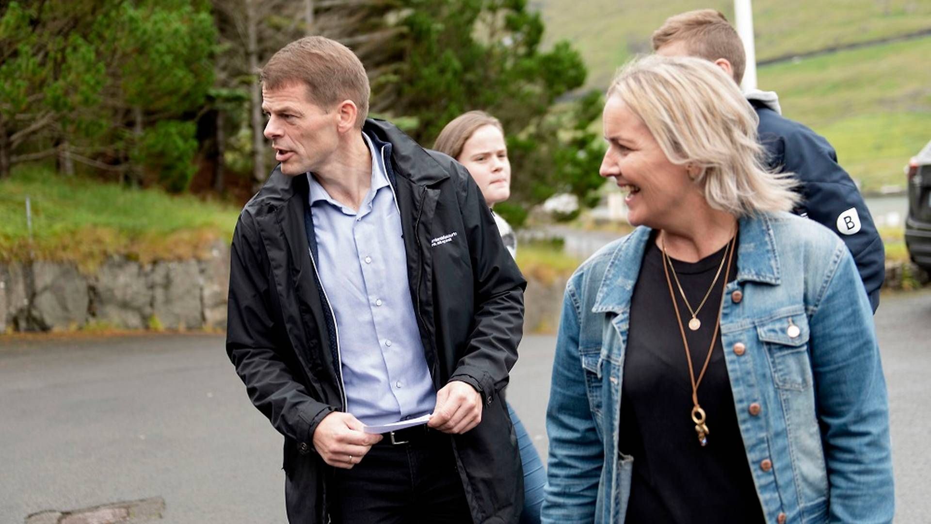 47-årige Bárður á Steig Nielsen (til venstre) afløste i 2015 partifællen Kaj Leo Johannesen som formand for Sambandspartiet. | Foto: Tróndur Dalsgarð/Ritzau Scanpix