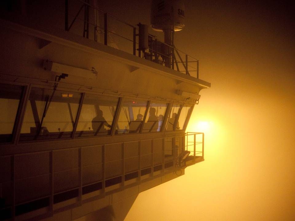 Eleonora Mærsk er et af verdens største containerskibe. Hun kan transportere 153.000 tons og sejler mellem Europa og Asien. Her befinder hun sig i tåge mellem Rotterdam og Bremerhaven. | Foto: Mie Brinkmann