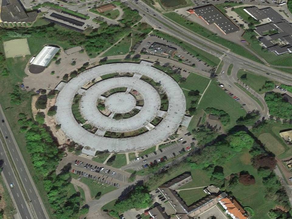 Nordsjællands Grundskole og Gymnasium HF købte ejendommen Cirkelhuset for 100 mio. kr. for at opføre en ny skole og kickstartede dermed udviklingen af Kokkedals bymidte. | Foto: Google Maps.