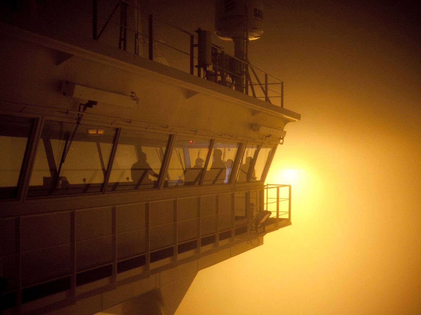 Eleonora Mærsk er et af verdens største containerskibe. Hun kan transportere 153.000 tons og sejler mellem Europa og Asien. Her befinder hun sig i tåge mellem Rotterdam og Bremerhaven. | Foto: Mie Brinkmann