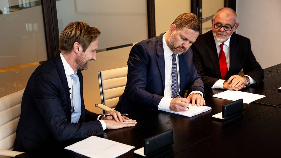 L to R: NICG owner Thomas Vinge Hansen, Gabler Group CEO Aksel Bjerkvik and Gabler Chairman of the Board Johan Solbu Braaten signing the purchasing agreement. | Photo: Kubrix/Magnus Aune