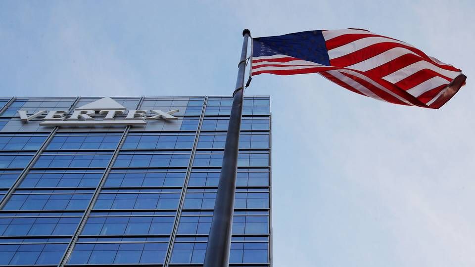 Et amerikansk flag vejrer i vinden foran Vertex' hovedkvarter i Boston. | Foto: Brian Snyder/Reuters/Ritzau Scanpix