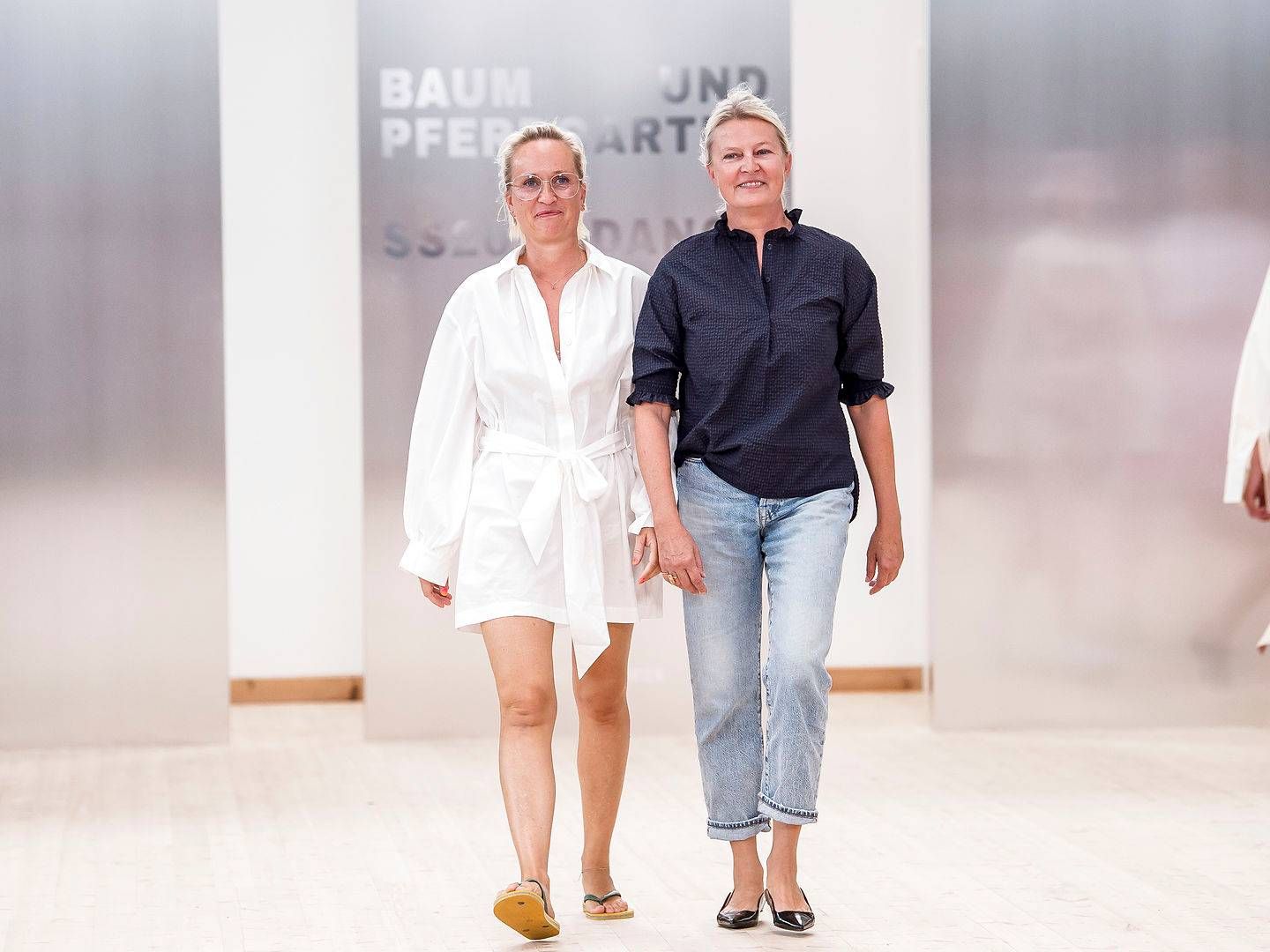 Helle Hestehave og Rikke Baumgarten på catwalken efter Baum und Pferdgarten modeshow 8. august under Copenhagen Fashion Week. | Foto: Mads Claus Rasmussen/Ritzau Scanpix