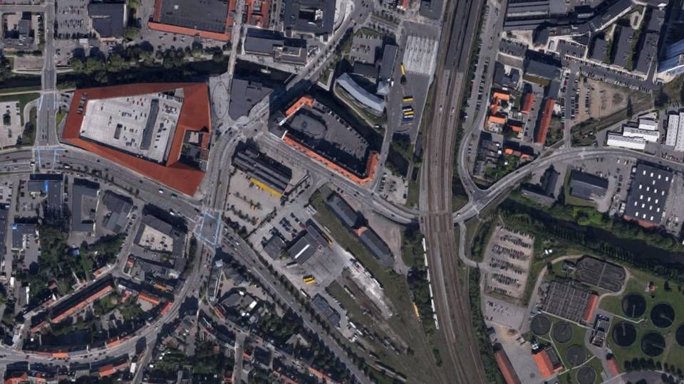 Det er på grunden sydvst for indkøbscenteret Bryggen, der skal bygges nyt. | Foto: Google