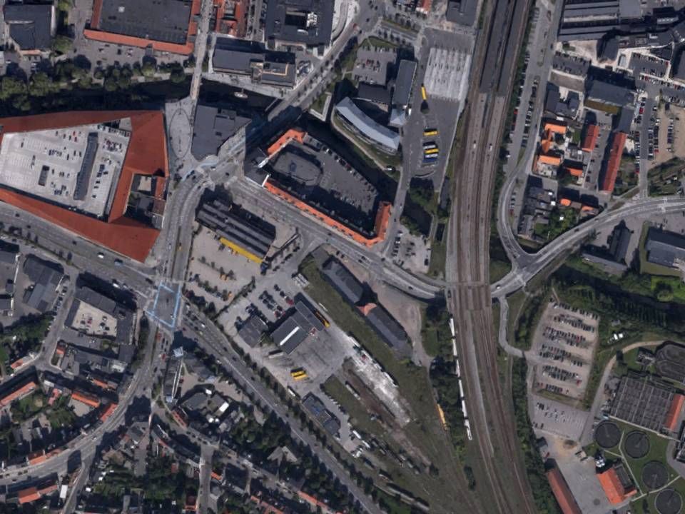 Det er på grunden sydvst for indkøbscenteret Bryggen, der skal bygges nyt. | Foto: Google