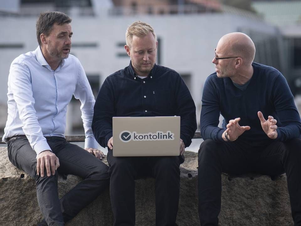Jens Sørensen (tv) og Kim Agger (th) sammen med ny kommerciel direktør i Kontolink, Steffen Ekelund (mf), der som stifterne har en fortid i E-conomic. | Foto: Kontolink/PR