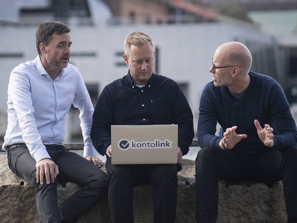 Jens Sørensen (tv) og Kim Agger (th) sammen med ny kommerciel direktør i Kontolink, Steffen Ekelund (mf), der som stifterne har en fortid i E-conomic. | Foto: Kontolink/PR