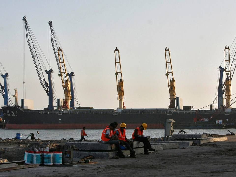 Indien arbejder på at øge søtransporten langs sine kyster. Her ses et skib i havnen Mundra i staten Guajarat. | Foto: Amit Dave / Reuters / Ritzau Scanpix