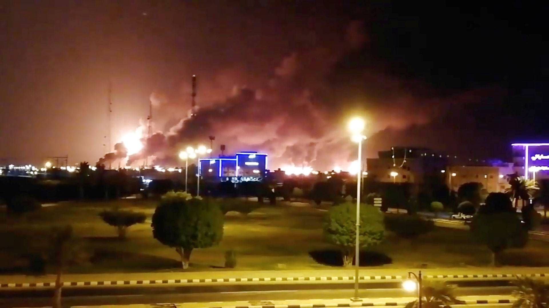 Billedet her viser en brand i et af Aramcos olieanlæg i Abqaiq i Saudi-Arabien, som skyldes et droneangreb. | Foto: Video anskaffet af Reuters / Reuters / Ritzau Scanpix
