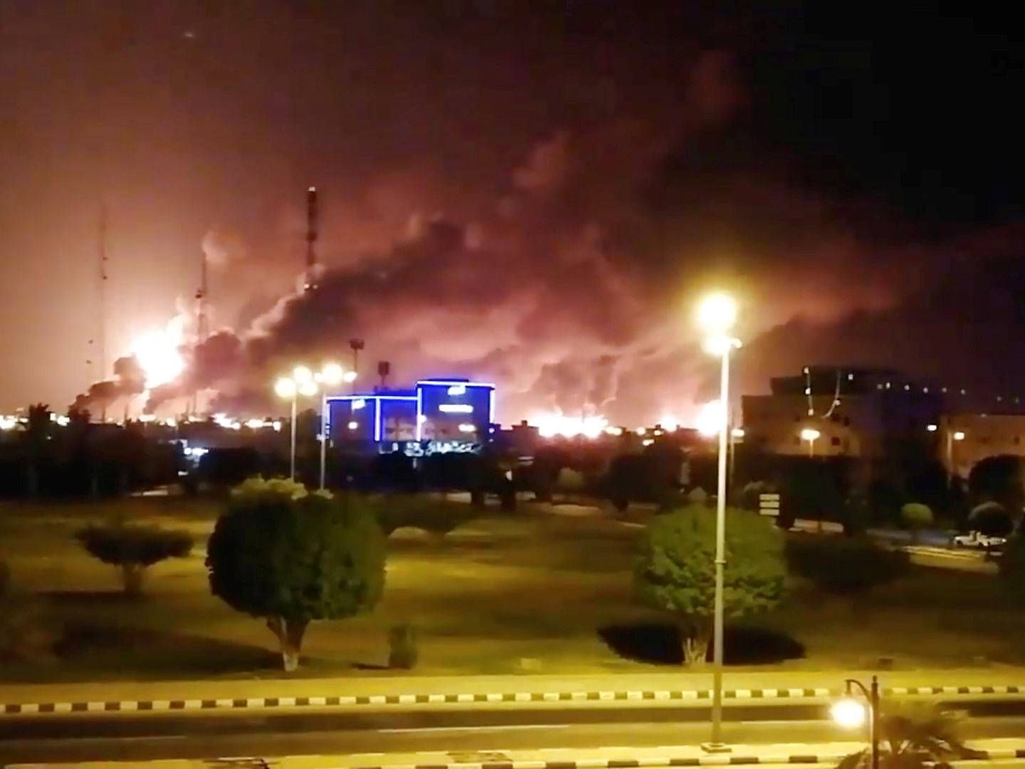 Billedet her viser en brand i et af Aramcos olieanlæg i Abqaiq i Saudi-Arabien, som skyldes et droneangreb. | Foto: Video anskaffet af Reuters / Reuters / Ritzau Scanpix