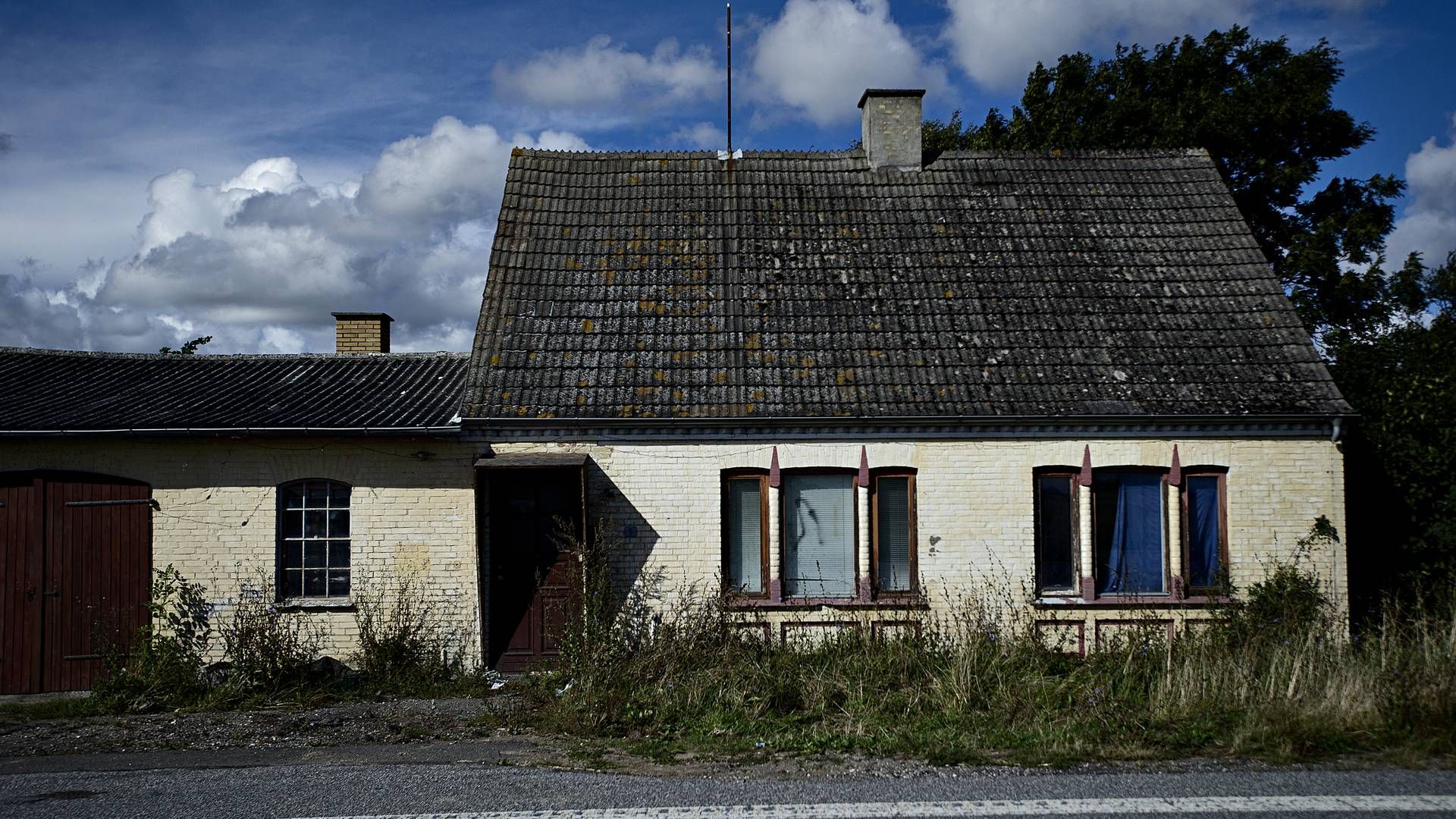 Faldefærdigt huis på Maribo Landevej. Nu vil tre borgmestre gøre det muligt for udlændinge at opkøbe den type ejendomme. | Foto: Marius Nyheim