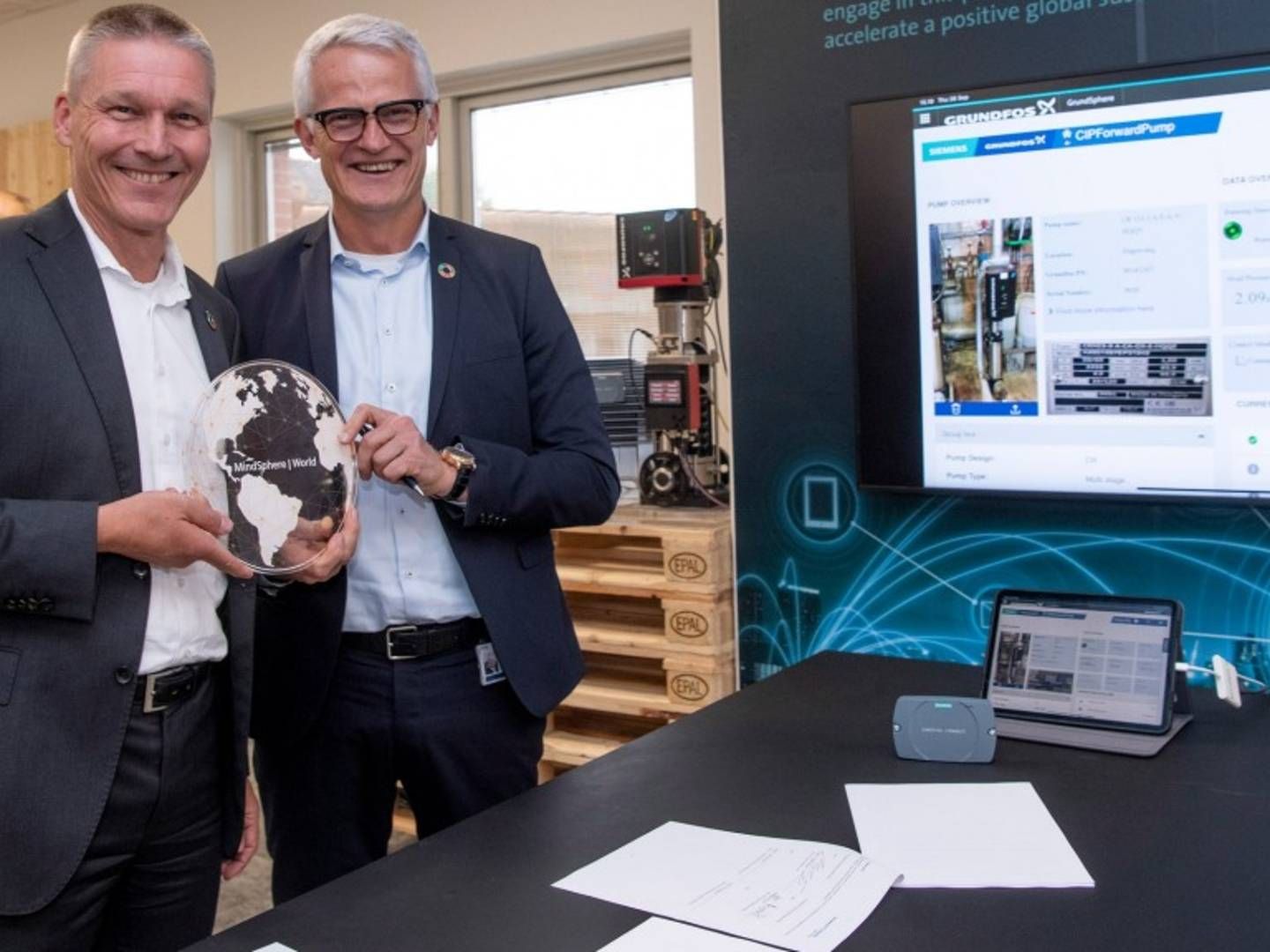 Klaus Helmrich, medlem af Managing Board i Siemens AG og CEO for Digital Industries sammen med Grundfos-topchef Mads Nipper. | Foto: PR