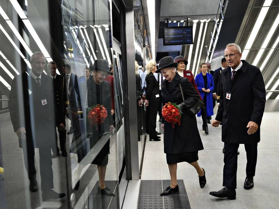 Dronning Margrethe vises til rette af bestyrelsesformand for Metroselskabet, tidligere minister Jørn Neergaard Larsen ved åbningen af den nye metro-cityring i København søndag 29. september 2019. Her på stationen Rådhuspladsen. | Foto: Philip Davali / Ritzau Scanpix