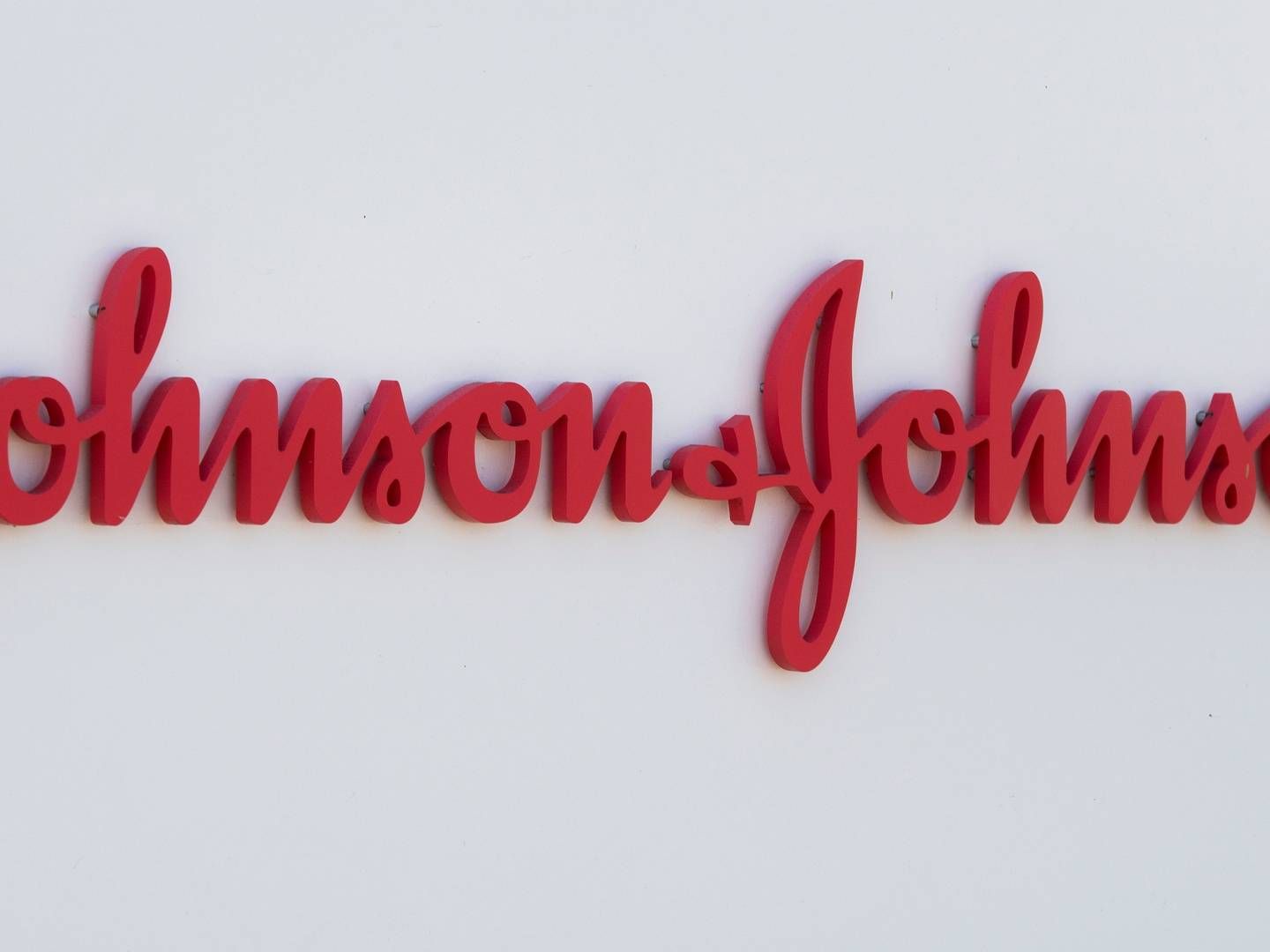 Johnson & Johnson har nu også valgt at indgå forlig i en retssag om firmaers ansvar for den nationale opioidkrise i USA. | Foto: Mark Ralston/AFP / AFP