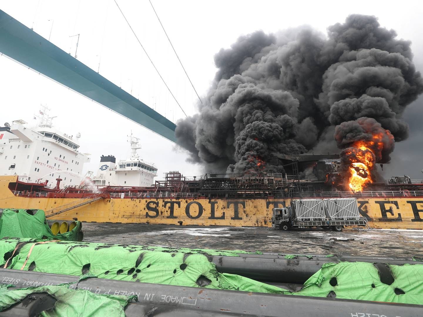 Skibet Stolt Groenland blev ramt af en eksplosion i weekenden, da det lå til kaj i Ulsan i Sydkorea. Ilden bredte sig til et nærliggende skib. | Foto: HANDOUT/REUTERS / X80001
