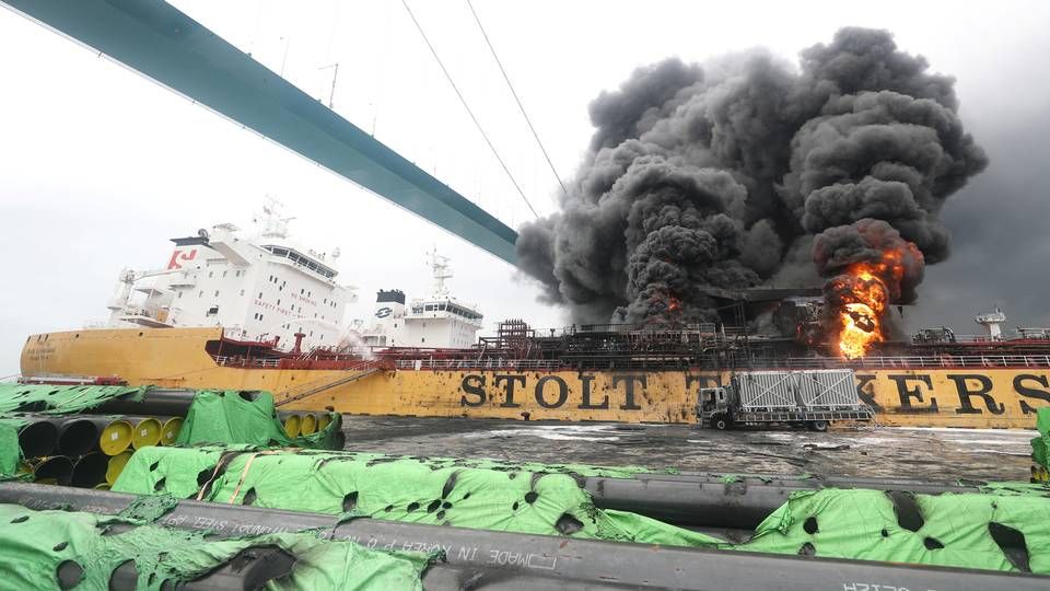 Vessel Stolt Groenland suffered an explosion during the weekend as it lay docked in Ulsan, South Korea. The fire spread to a nearby ship. | Photo: HANDOUT/REUTERS / X80001