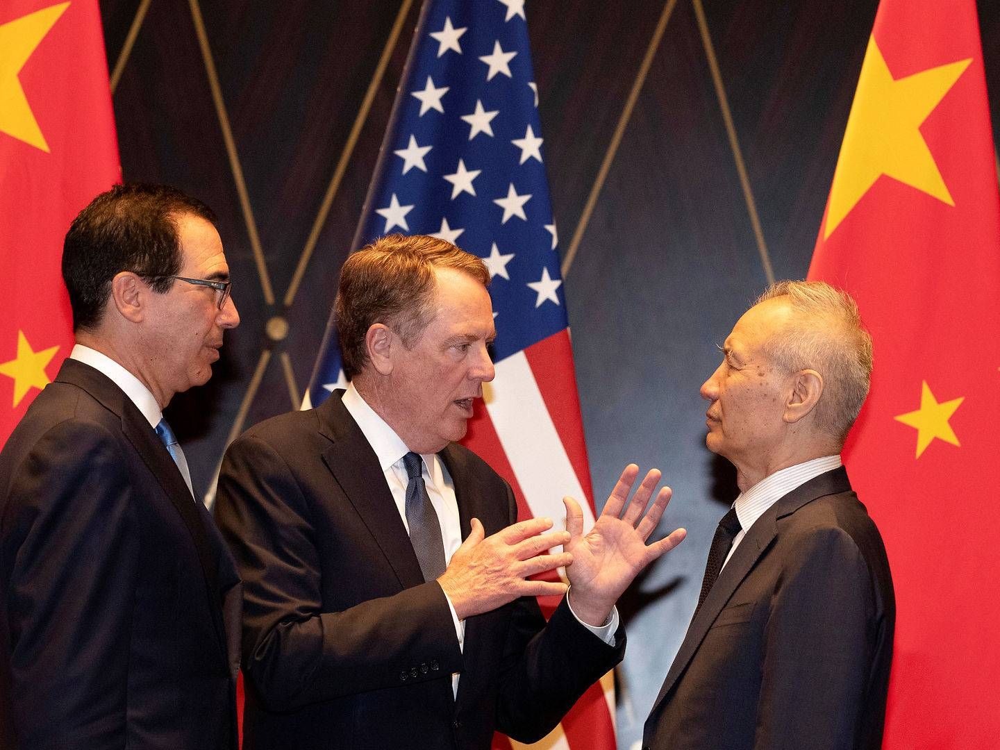 Kinas vicepremierminister, Liu He (t.h), i samtale med USA's handelsrepræsentant, Robert Lighthizer (midten), samt USA's finansminister, Steven Mnuchin (t.v) | Foto: Pool/Reuters/Ritzau Scanpix