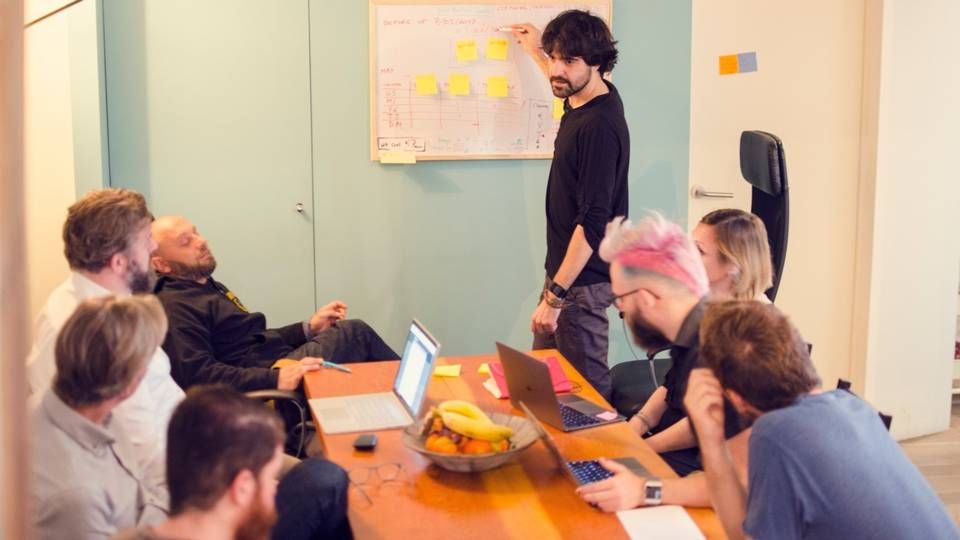 Abzu's Data Science ingeniør Guillem Salas fremlægger nye produkt-idéer for resten af Abzu-teamet under en af de månedlige team-samlinger på Barcelona kontoret | Foto: PR