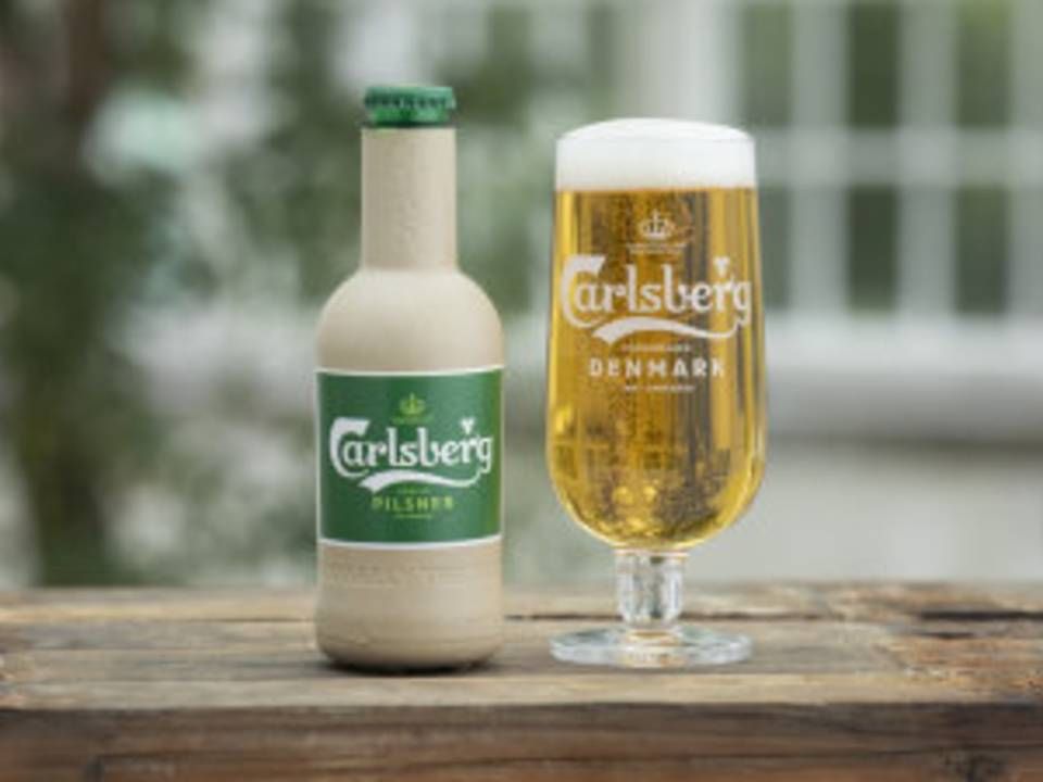 Carlsberg har udviklet to prototyper til ølflasker af papir, som selskabet vil offentliggøre fredag på C40-topmødet i København. | Foto: PR/Thomas Rockall Muus/Carlsberg