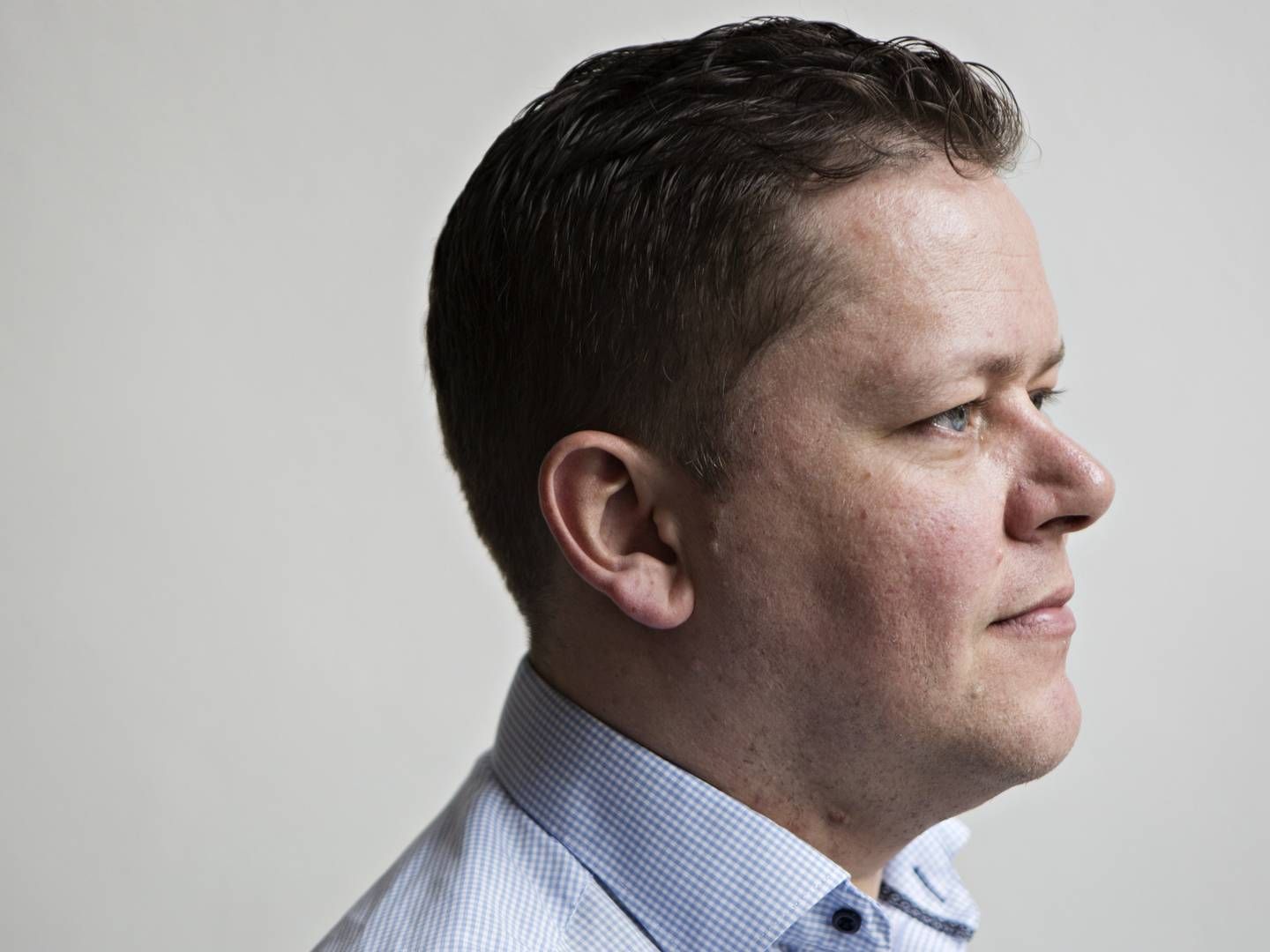 "Det skal ikke bare være sådan, at man fjerner alle afgifterne. Så skal man jo sætte skatten op på noget andet. Der er rigtig mange partier, som siger, at skatten skal stige. Jeg synes, vi skal gøre det mere simpelt til at starte med," siger Dennis Flydtkjær (DF). | Foto: Tobias Nicolai/IND